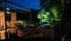 Balia i leżaki na tarasie domku nad Wisłą nocą