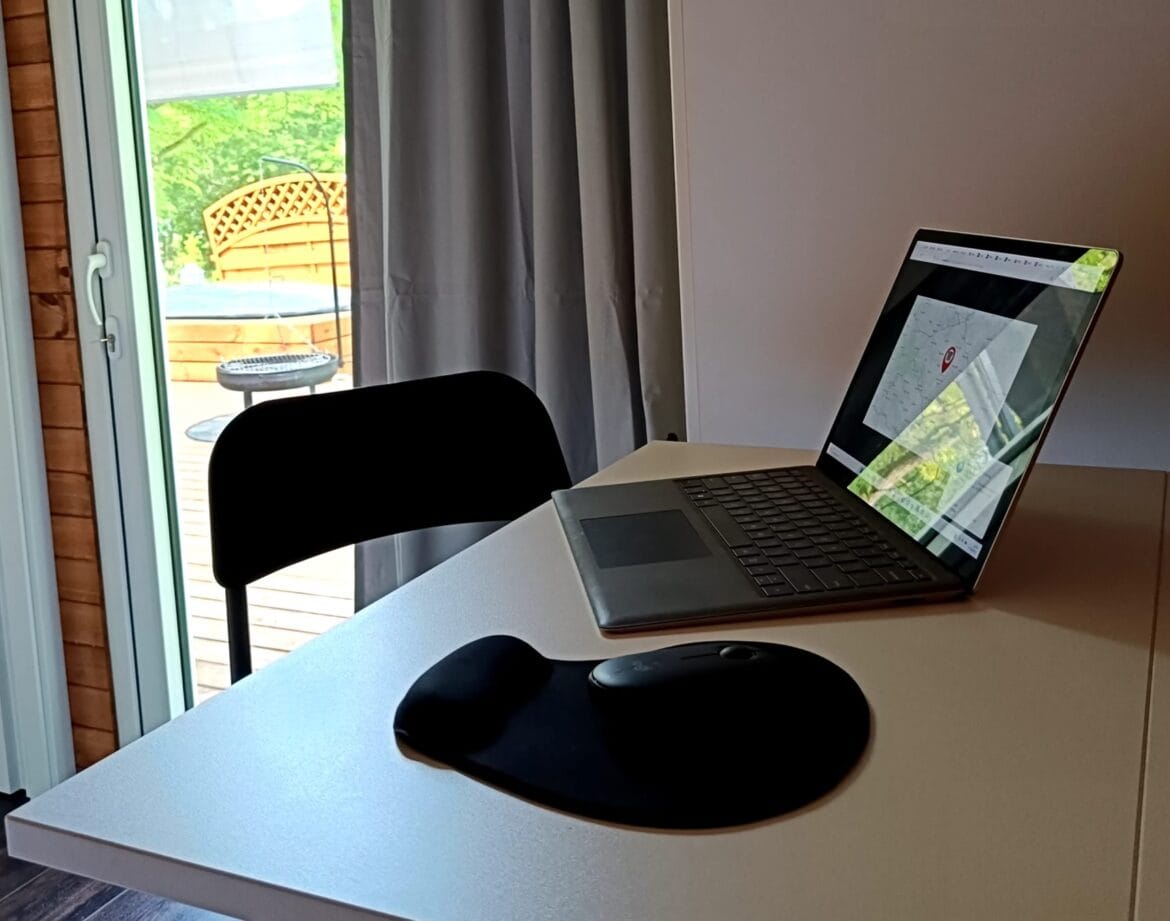 Biurko w sypialni w domku nad Wisłą – miejsce do pracy lub czytania