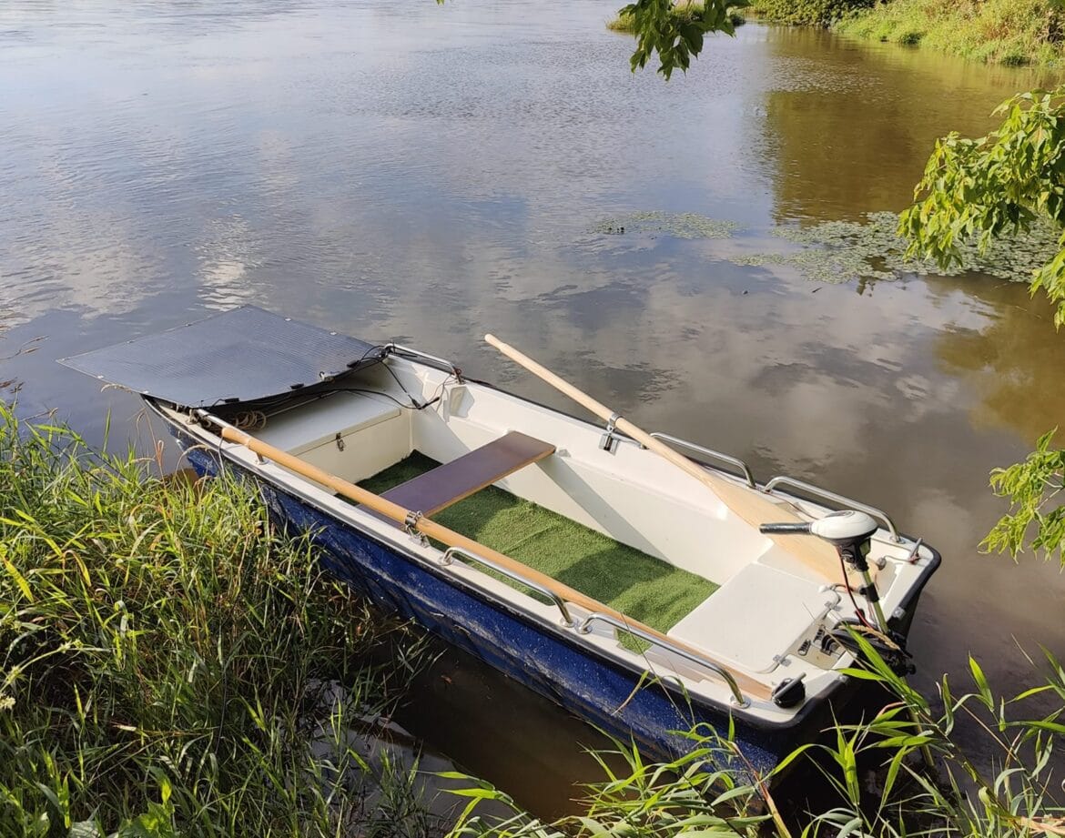 Elektrołódź z baterią i panelem solarnym dostępna przy domkach nad Wisłą blisko Kazimierza Dolnego