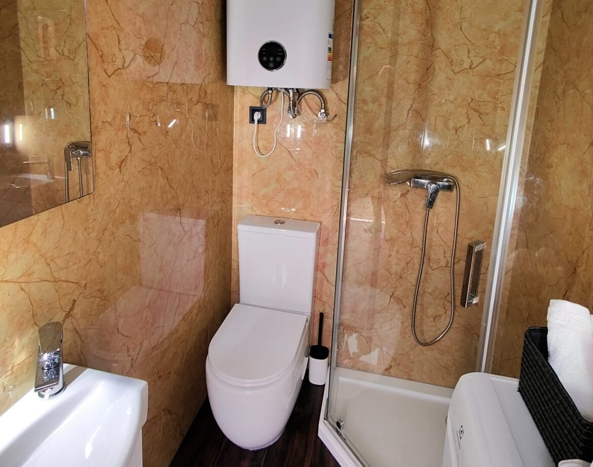 Łazienka z prysznicem i WC w domku nad Wisłą blisko Kazimierza Dolnego