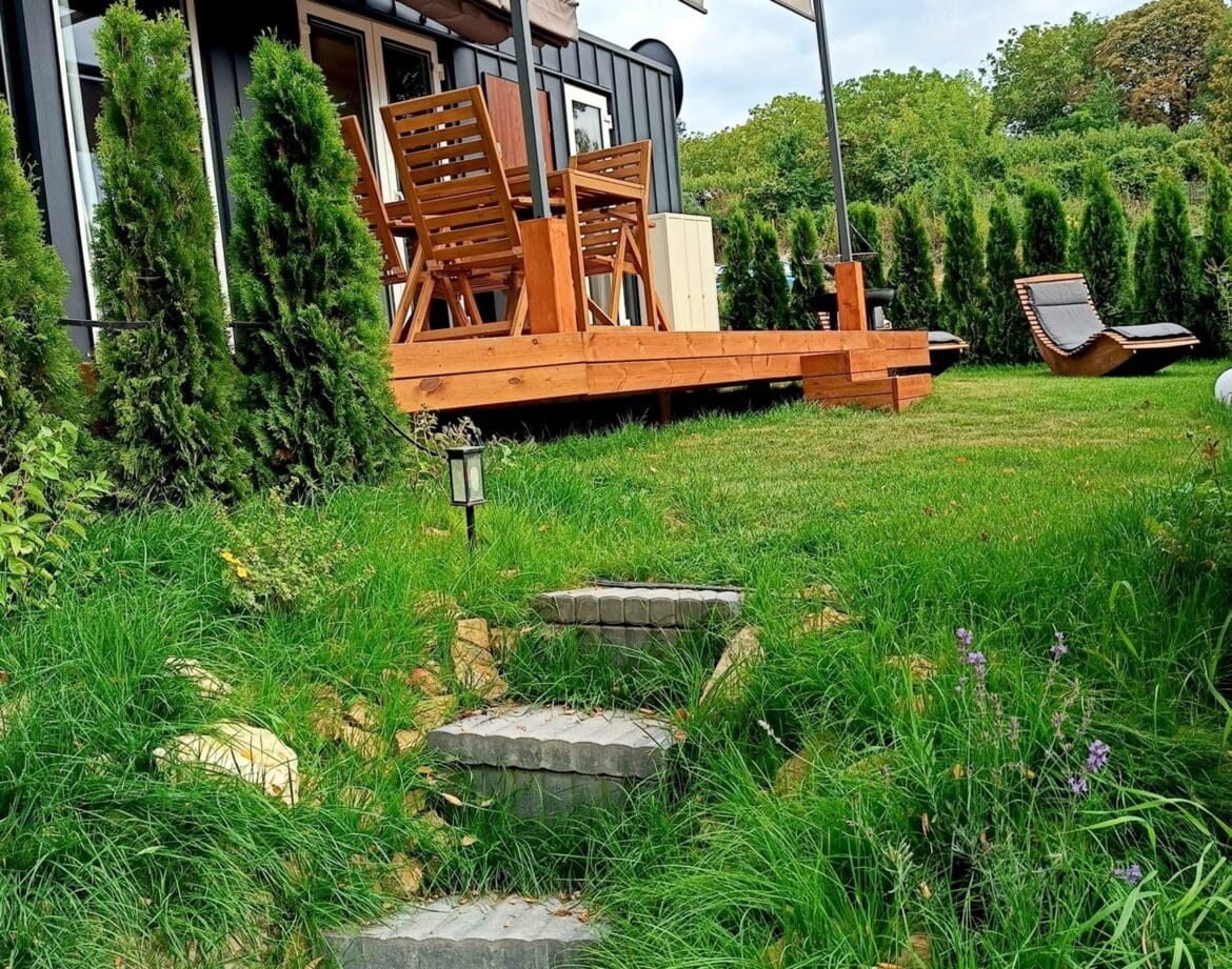 Taras z leżakami i ogród przy domkach nad Wisłą blisko Kazimierza Dolnego