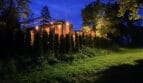 Oświetlone domki nad Wisłą w Piotrawinie nocą