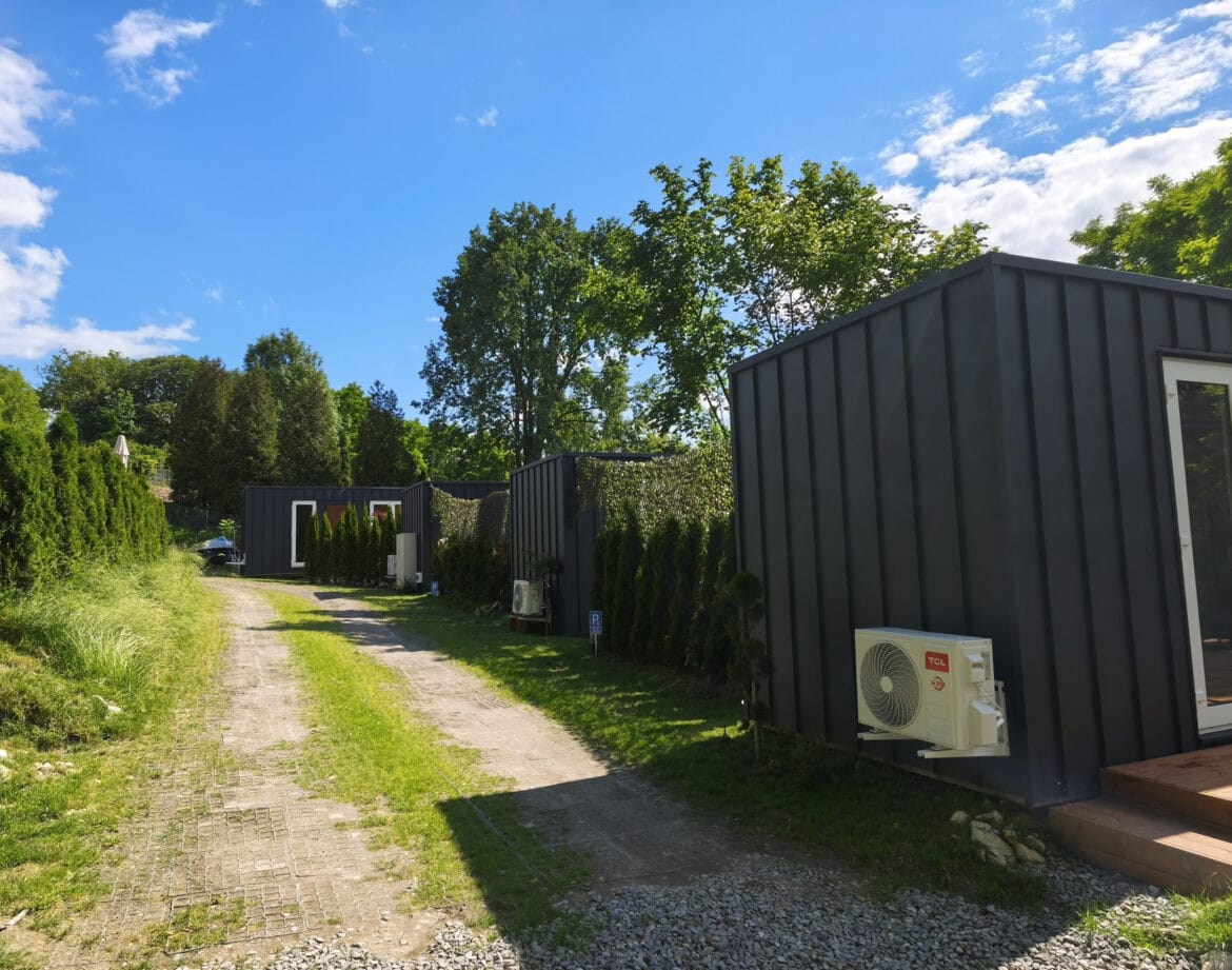 Domki Wisla66 w Piotrawinie wśród zieleni