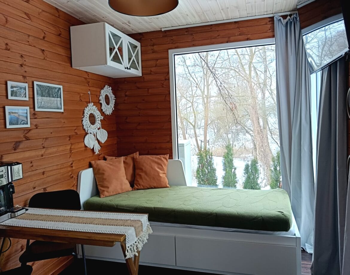 Salon z rozkładaną sofą i stołem w domku nad Wisłą blisko Kazimierza Dolnego