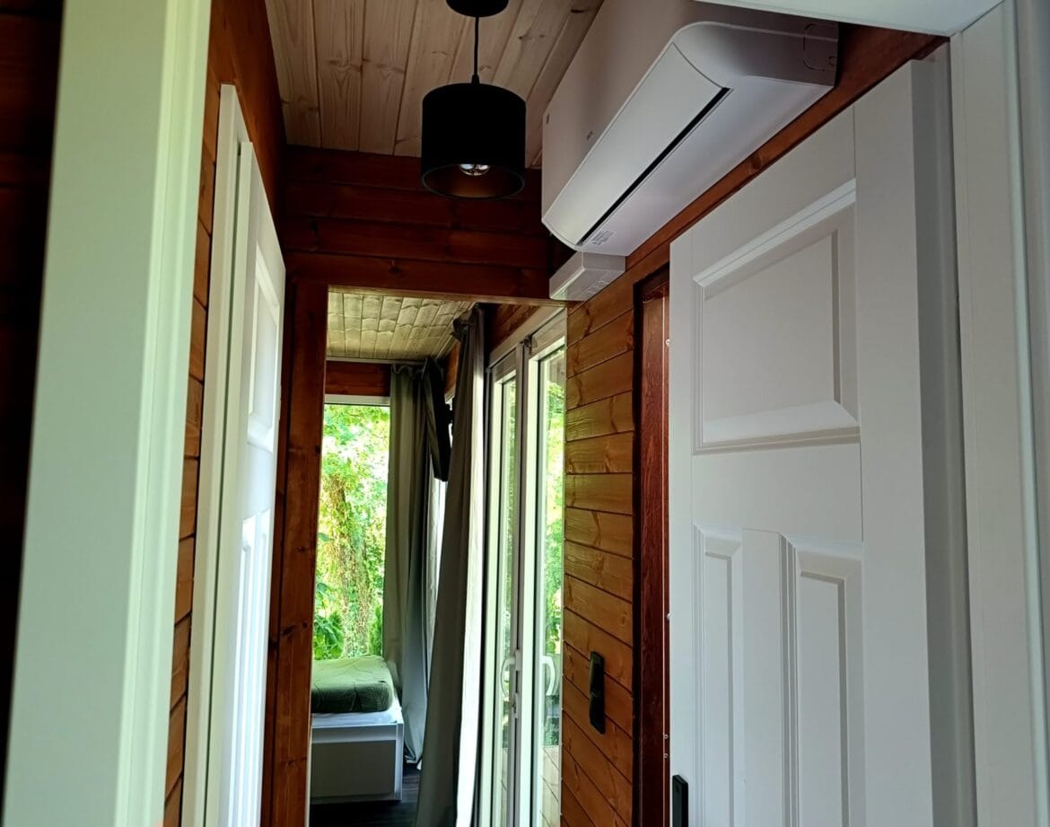 Widok z sypialni na część dzienną w domku nad Wisłą