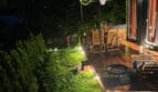 Oświetlony taras domku nad Wisłą nocą