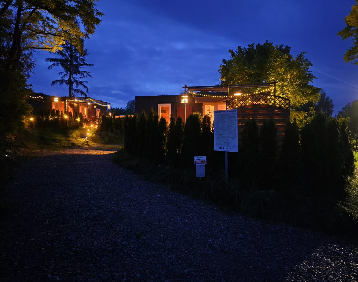 Oświetlone domki nad Wisłą nocą