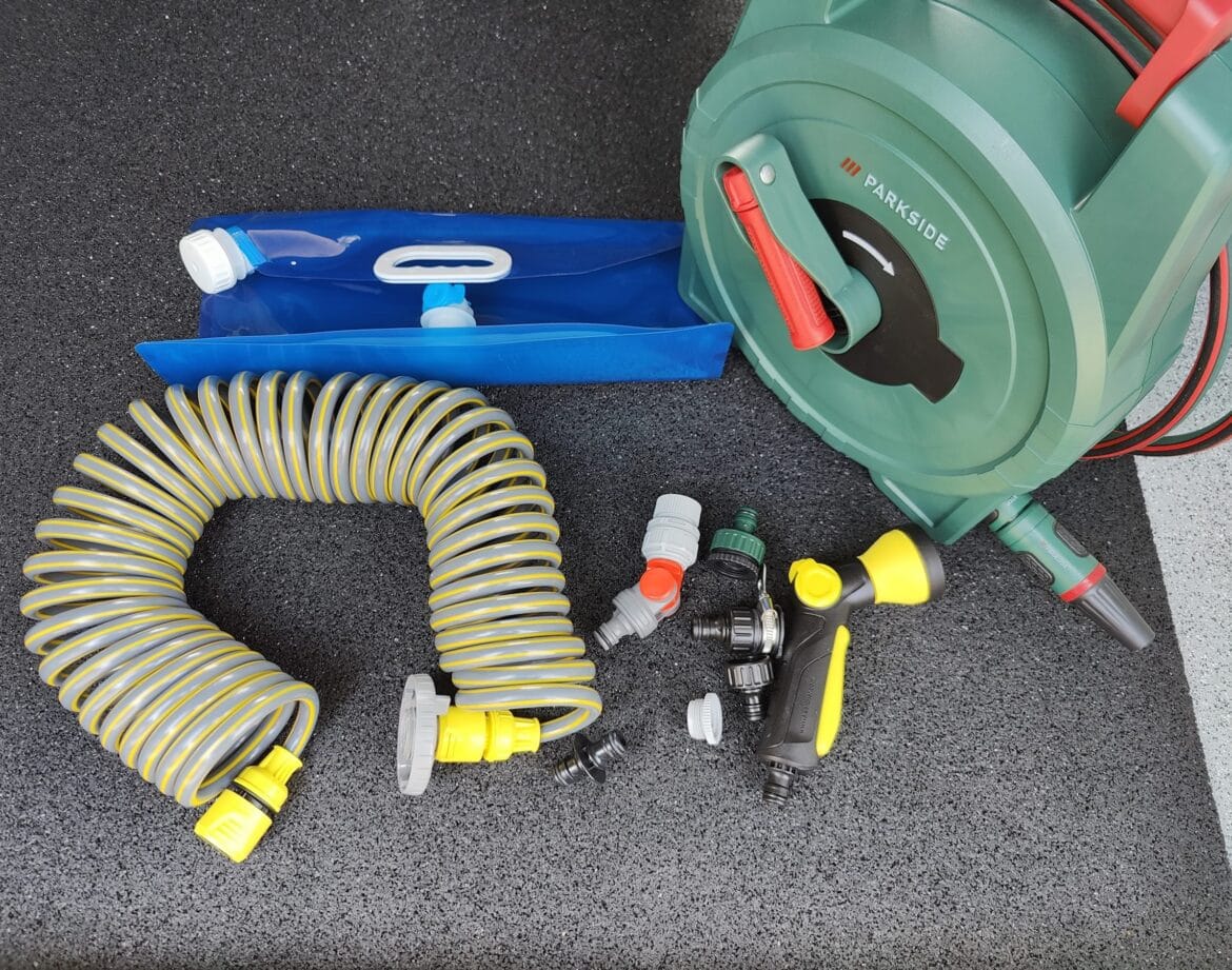 Zestaw wodny do kampera – wąż i kanister