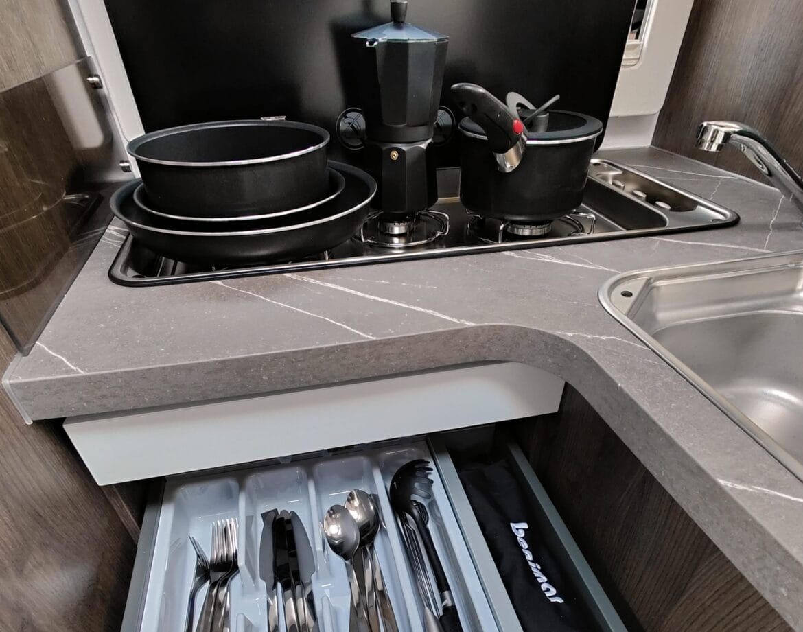 Zestaw kuchenny w kamperze – garnki i patelnie