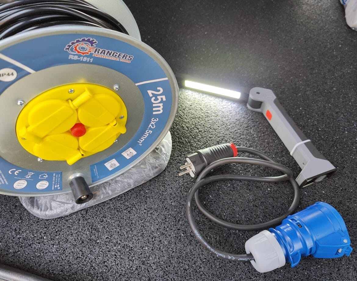 Zestaw elektryczny do kampera – kable i adaptery