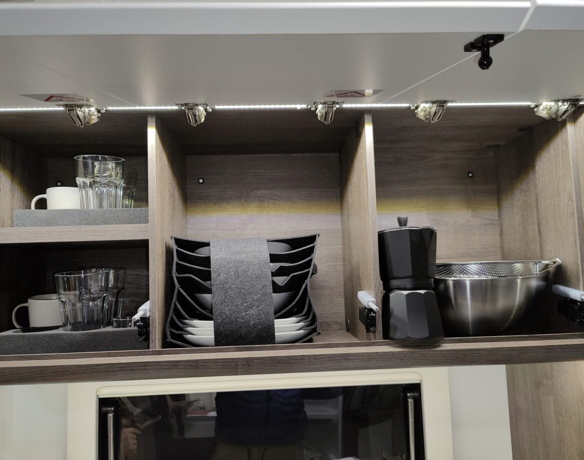 Zastawa stołowa w kamperze – talerze i kubki