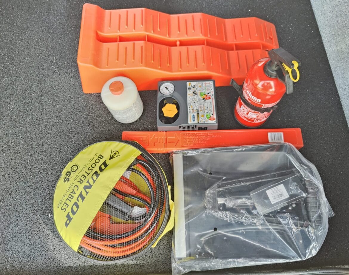 Zestaw awaryjny w kamperze – gaśnica i apteczka