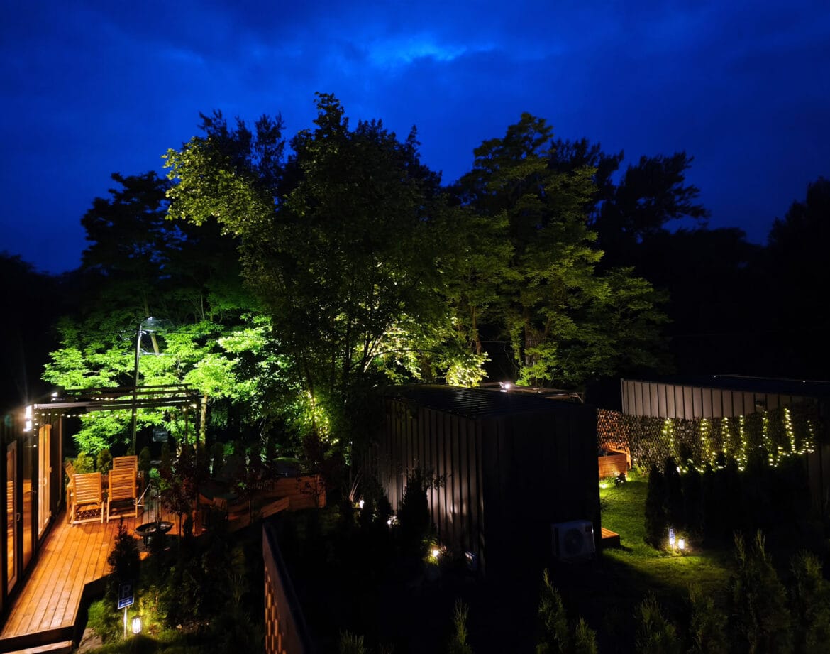 Nocny widok na osadę domków nad Wisłą z oświetleniem