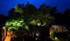 Nocny widok na osadę domków nad Wisłą z oświetleniem