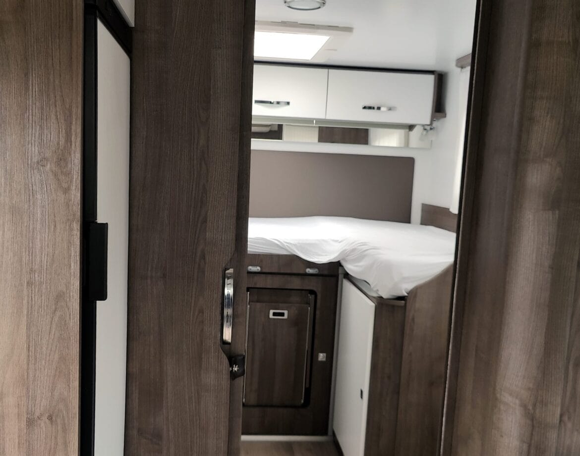 Drzwi oddzielające sypialnię od salonu w kamperze Benimar Tessoro 463