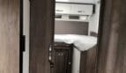 Drzwi oddzielające sypialnię od salonu w kamperze Benimar Tessoro 463