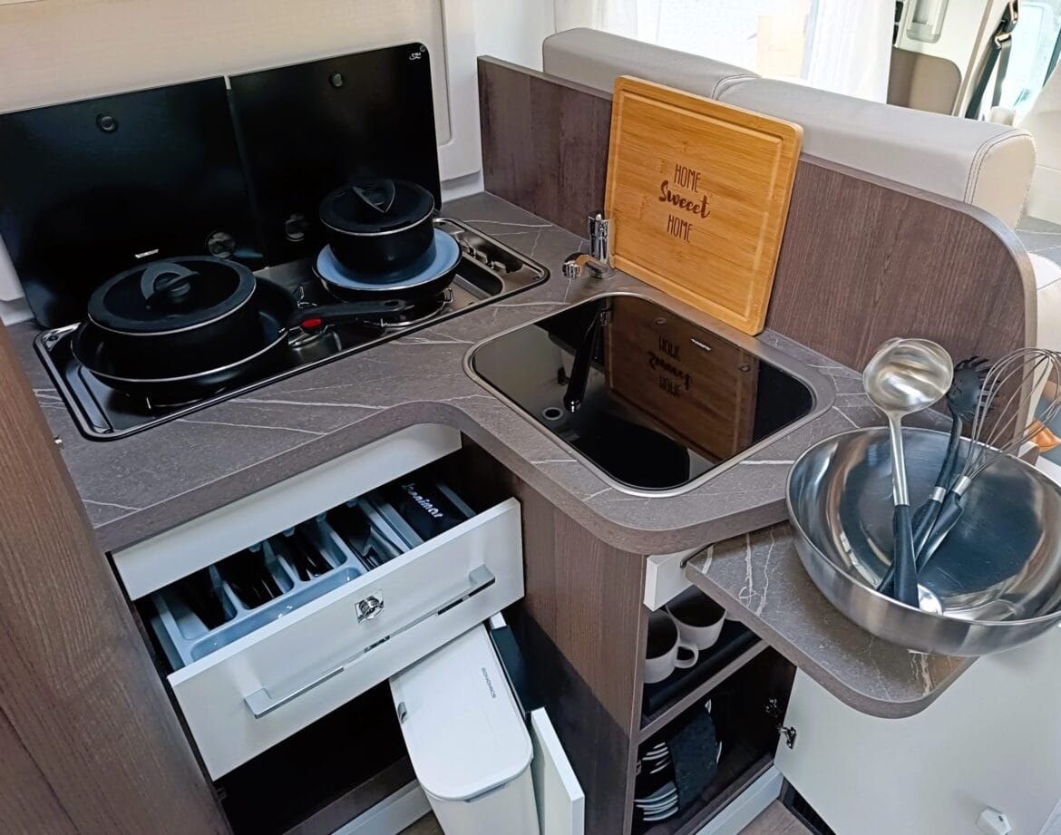 Kuchnia w kamperze Benimar Tessoro 463 z lodówką i kuchenką