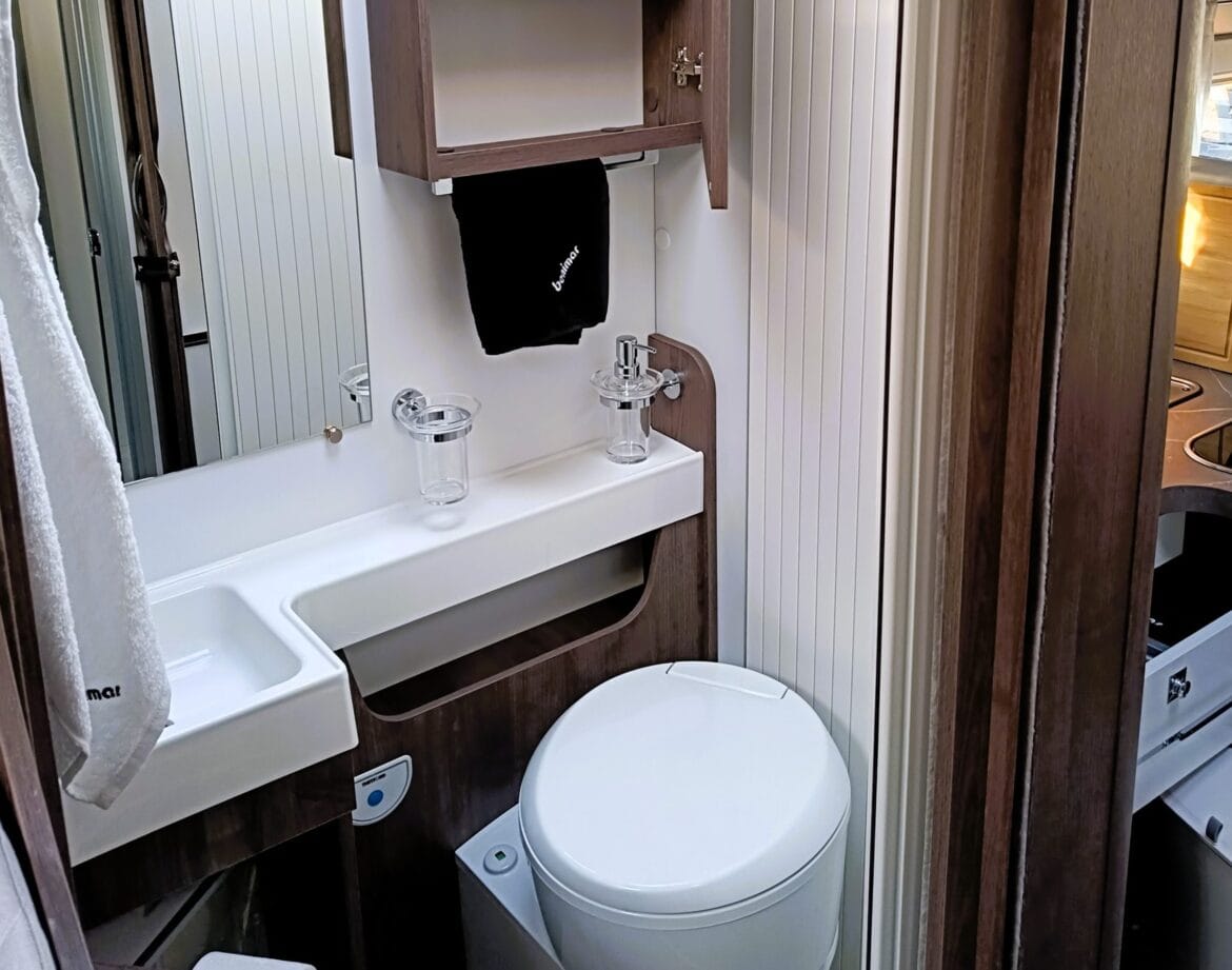 Łazienka w kamperze Benimar Tessoro 463