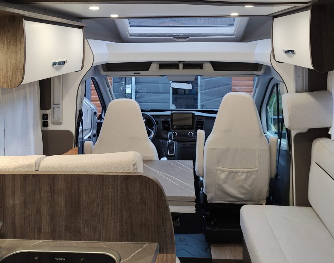 Salon w kamperze Benimar Tessoro 463 – strefa dzienna