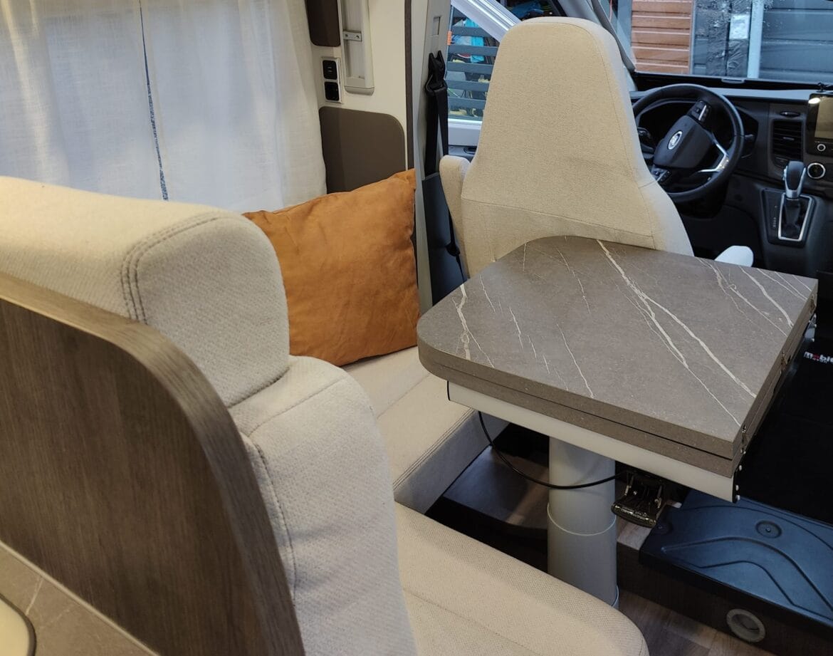 Salon w kamperze Benimar Tessoro 463 – widok alternatywny