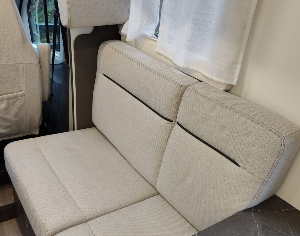 Salon w kamperze Benimar Tessoro 463 – kolejny widok wnętrza