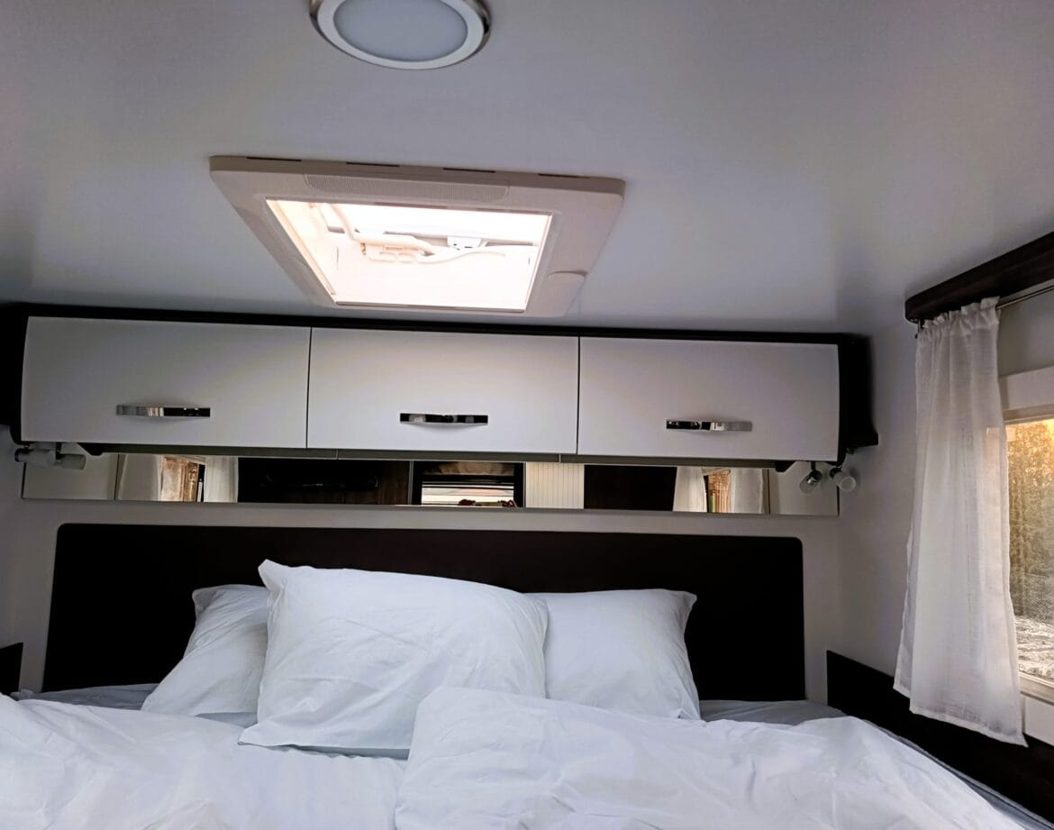 Sypialnia w kamperze Benimar Tessoro 463