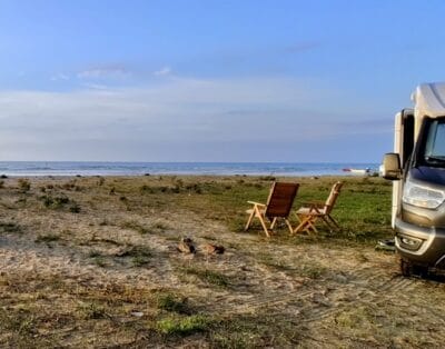 Podróż kamperem Wisla66 po Grecji – szerokie, puste plaże i dzika linia brzegowa jako inspiracja na wakacje kamperem.