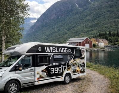 Kamper Wisla66 na skandynawskiej trasie z widokiem na fiordy i góry – pomysł na niezapomnianą podróż kamperem po północy Europy.