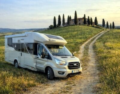Kamper Wisla66 na trasie przez Toskanię – inspiracja na podróż kamperem po Włoszech, wśród wzgórz, winnic i cyprysów.