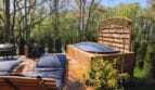 Prywatne jacuzzi i leżaki na drewnianym tarasie domku