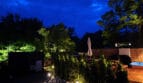 Oświetlona strefa tarasu przy domku premium nad Wisłą nocą