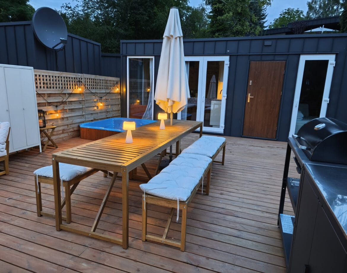 Taras domku premium nad Wisłą z balią, stołem i dużym grillem