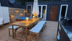 Taras domku premium nad Wisłą z balią, stołem i dużym grillem